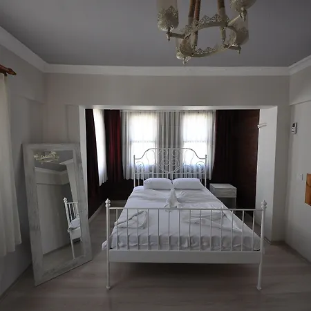 Queen Bee Selçuk