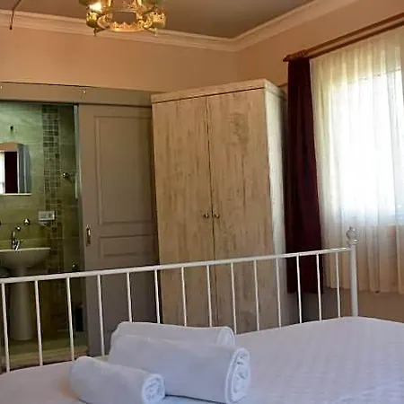 Queen Bee Bed and Breakfast 3*