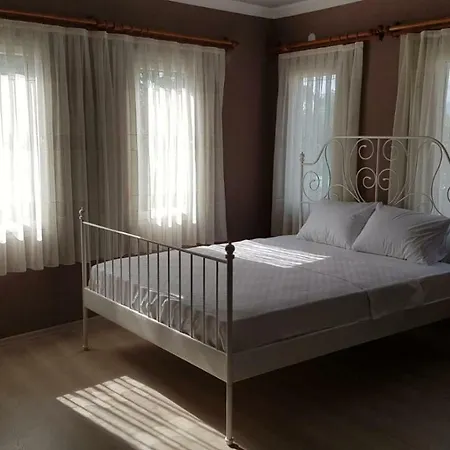 Queen Bee Oda ve Kahvaltı 3*