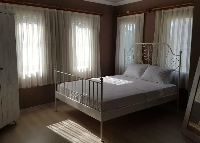 Queen Bee Bed & Breakfast 3*